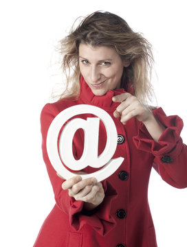 jeune femme en rouge montrant arobase blanche
