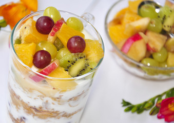 Frisches Obst auf Joghurt und Müsli