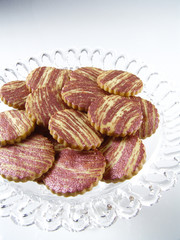 biscotti decorati su vassoio