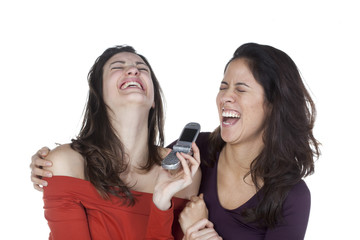 deux jeunes femmes fou rire téléphone portable