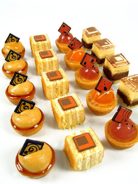 file di pasticcini alle creme