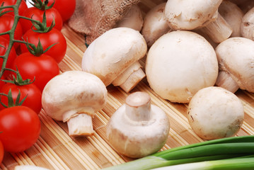 Champignons, tomatoes and onion on a mat