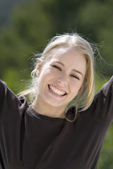 Giulia,portrait,bras en l' air