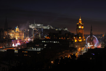 Fototapeta na wymiar Centralny Edynburg, Szkocja, UK, o zmroku