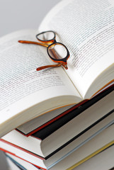 Obraz premium Aufgeschlagenes Buch mit Lesebrille