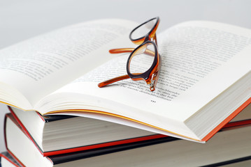 Aufgeschlagenes Buch mit Brille