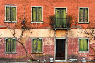 Fototapeta na wymiar Fasada włoskiego domu