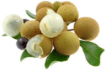 fruits Longani, longane, oeil du dragon, fond blanc