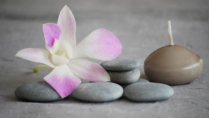 Obraz na płótnie Canvas galets, fleur d'orchidée et bougie