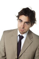 jeune homme d'affaires fatigué