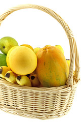 panier fruits tropicaux, fond blanc