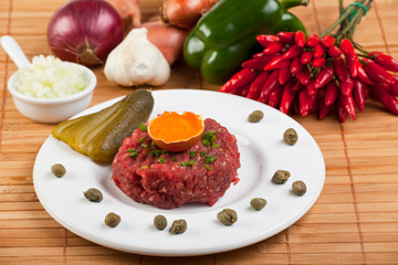 Tartar und offenes Ei