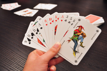 Spielkarten in der Hand - offenes Blatt