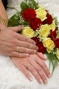Hochzeit - Hände und Brautstrauß