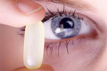 Auge mit Medizin Kapsel Nahaufnahme