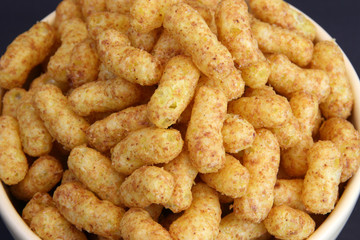 Erdnusslocken in einer Keramikschale