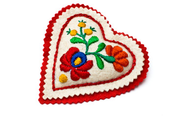 Fototapeta na wymiar Poduszka w kształcie serca ozdobione igły Węgierskie embrodiery