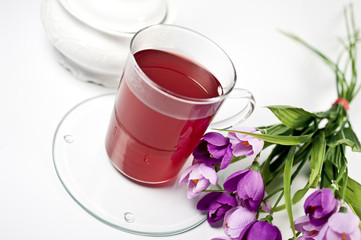 Teeglas mit rotem Tee