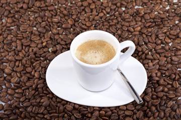 Espressotasse und Kaffeebohnen