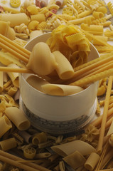 Varietà di pasta italiana con bilancia