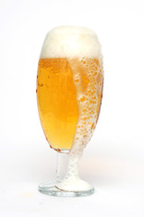 Bier mit überlaufender Schaumkrone