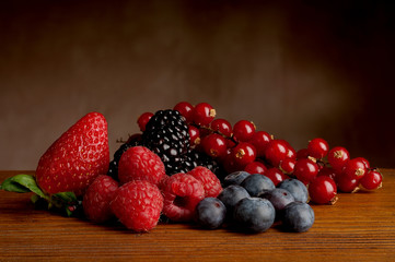 frutti di bosco su antico tavolo frattino