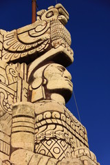 Statue sur fond de ciel bleu au Mexique
