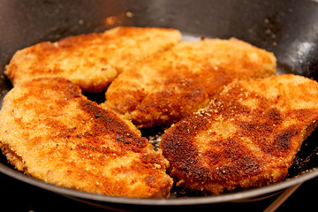 Paniertes Schnitzel in der Pfanne