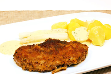 Paniertes Schnitzel mit Spargel, Kartoffeln, Sauce Hollandaise