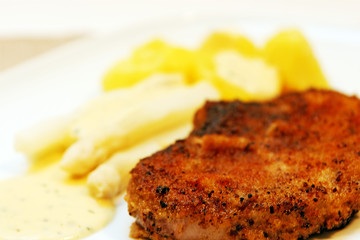 Paniertes Schnitzel mit Spargel, Kartoffeln, Sauce Hollandaise