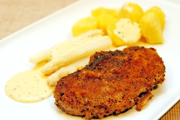 Paniertes Schnitzel mit Spargel, Kartoffeln, Sauce Hollandaise
