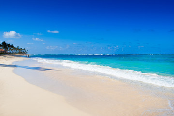 Fototapeta na wymiar Biały piasek plaży w pobliżu błękitnego oceanu