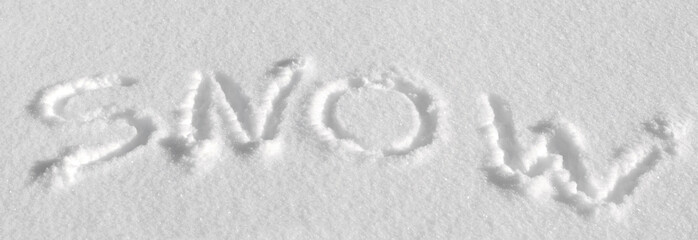 le mot snow écrit dans la neige