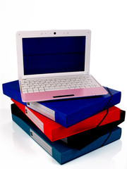 mini PC portable sur pile de dossiers