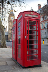 Fototapeta na wymiar Para typowe, czerwone kabin telefonu w Londynie z Big Ben w