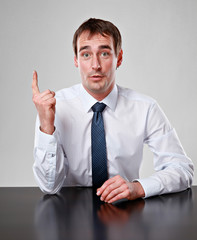 Mann mit erhobenen Zeigefinger