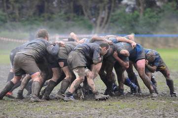une m&eacute;l&eacute;e boueuse au rugby