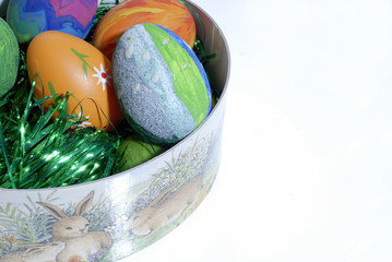 Schachtel gefüllt mit Ostereiern