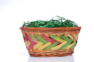 Leeres Osternest mit gr&uuml;nem Ostergras