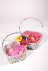 Fototapeta na wymiar Osterkorb gefüllt mit Blumen und Eiern