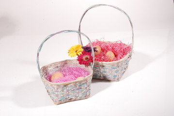 Fototapeta na wymiar Osterkorb geüllt mit Blumen und Eiern