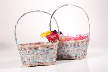Osterkorb gefüllt mit Blumen und Eiern