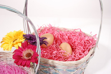 Osterkorb geüllt mit Blumen und Eiern