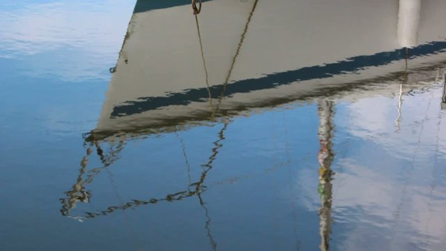 reflet de la coque du voilier dans l'eau