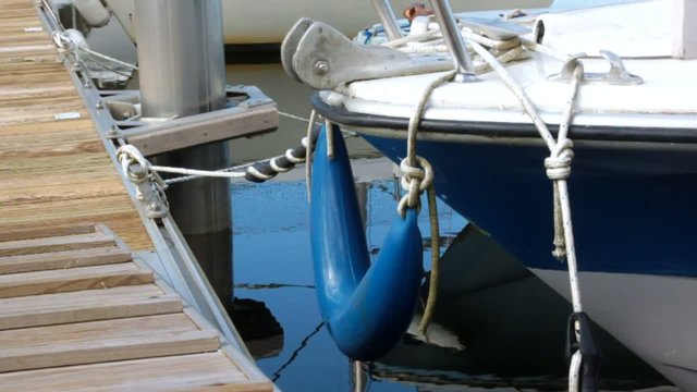 bou&eacute;e bleue prot&eacute;geant la coque