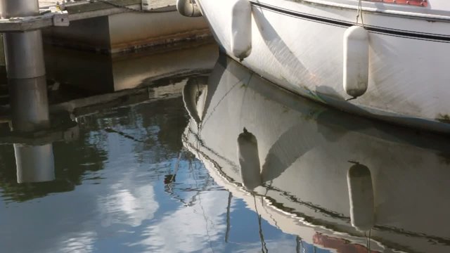 coque et son reflet au port