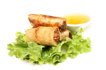 Nems, salade et sauce