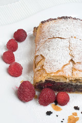 Mohnstrudel in Blätterteig mit Himbeeren