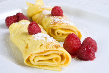 süße Palatschinken mit Himbeeren