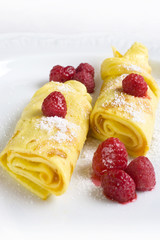 Eierpfannkuchen mit Konfitüre und Himbeeren